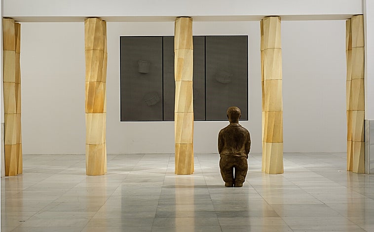 Imagen principal - En las imágenes, distintas piezas que conforman el repaso al trabajo último de Juan Muñoz en Alcalá 31