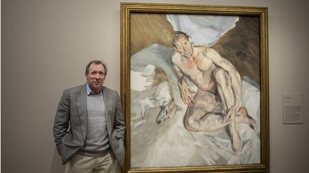 David Dawson posa junto al último retrato de Lucian Freud, en el que lo pinta desnudo junto a su lebrel Eli. Está inacabado. Colección privada