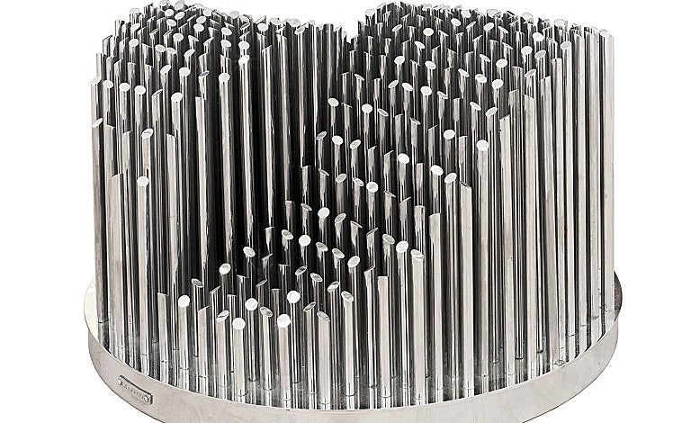 Imagen principal - Sobre estas líneas, fragmento de 'Homenaje a Fra Angelico' (1962) y 'Atardecer en verano' (h. 1964-65). Gouache y lápiz sobre papel negro. 65 x 50 cm. Arriba, 'Órgano' (h. 1968). Acero cromado. 36.5 cm x 60 cm