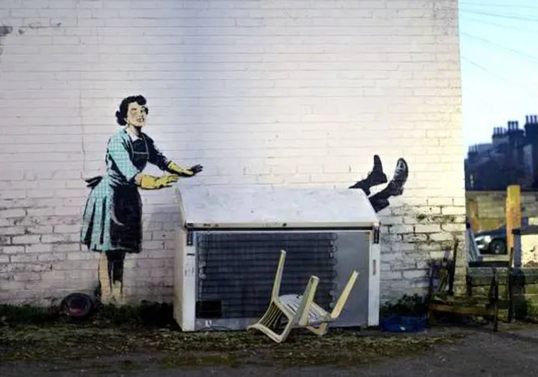 Trabajadores municipales «borran» parte de la última obra de Banksy