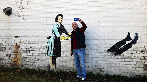 Imagen después - Trabajadores municipales «borran» parte de la última obra de Banksy