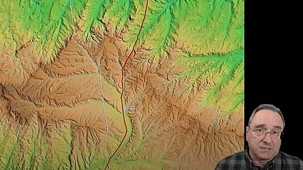 Isaac Moreno muestra en el vídeo en blanco la Vía de la Plata y en rojo el trazado de la calzada romana