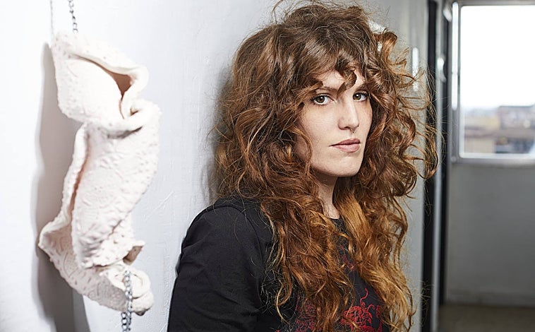 Imagen principal - Arriba, la malagueña Paloma de la Cruz. Sobre estas líneas, su NFT 'Columna de abluciones' y su portada intervenida digitalmente