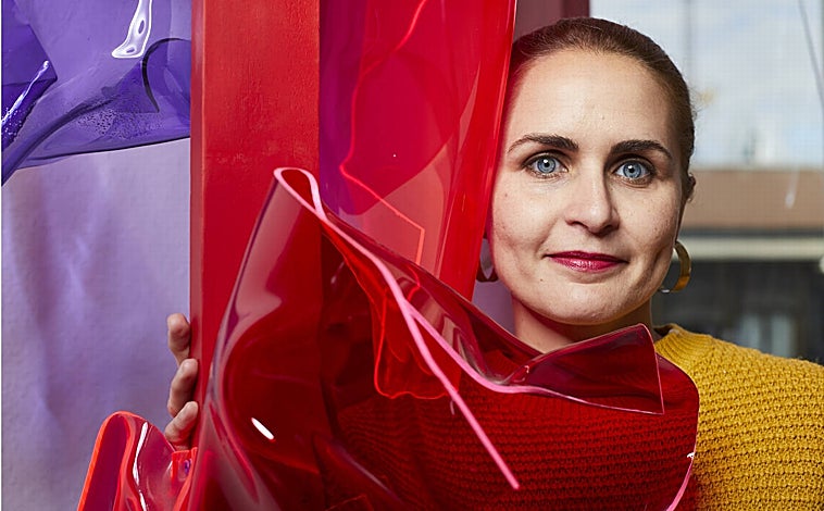 Imagen principal - Arriba, Iria Martínez. Sobre estas líneas, una de sus 'Crisálidas'. A la derecha, su NFT, un pantone con 120 portadas de 120 años