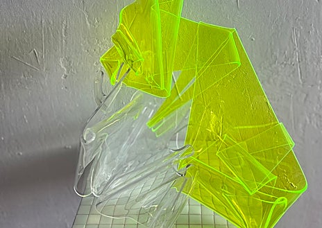 Imagen secundaria 1 - Arriba, Iria Martínez. Sobre estas líneas, una de sus 'Crisálidas'. A la derecha, su NFT, un pantone con 120 portadas de 120 años