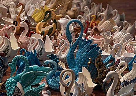 Imagen secundaria 1 - Arriba, el canario Cristóbal Tabares. Sobre estas líneas, detalle de su 'Lago de los cisnes' y de su portada de ABC transformada en NFT