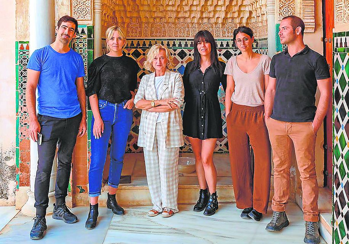 Los finalistas, con la comisaria Alicia Ventura, en La Alhambra