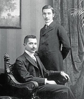 Imagen secundaria 2 - Zweig, con su mujer, Lotte Altman, alrededor de 1940. Junto a Joseph Roth en 1936 en Ostende (Bélgica); y con su hermano Alfred en Viena (1900)