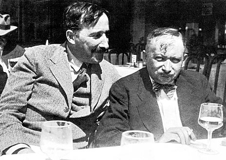 Imagen secundaria 1 - Zweig, con su mujer, Lotte Altman, alrededor de 1940. Junto a Joseph Roth en 1936 en Ostende (Bélgica); y con su hermano Alfred en Viena (1900)