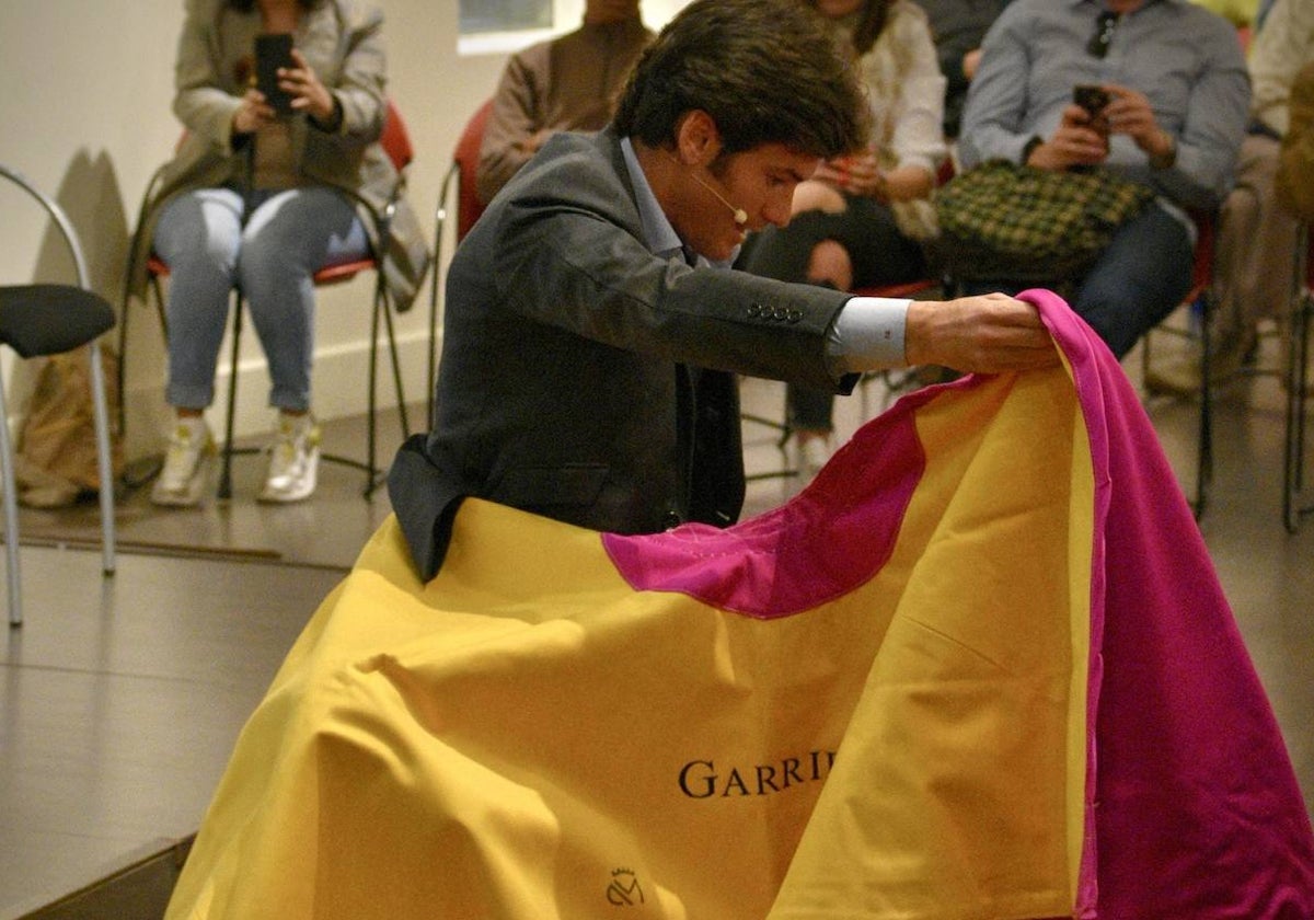 joJosé Garrido, en su clase magistral con el capote en la sal Bienvenida de Las Ventas
