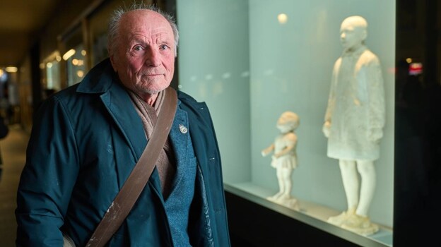 Antonio López, next to one of the windows where his sculptures are exhibited