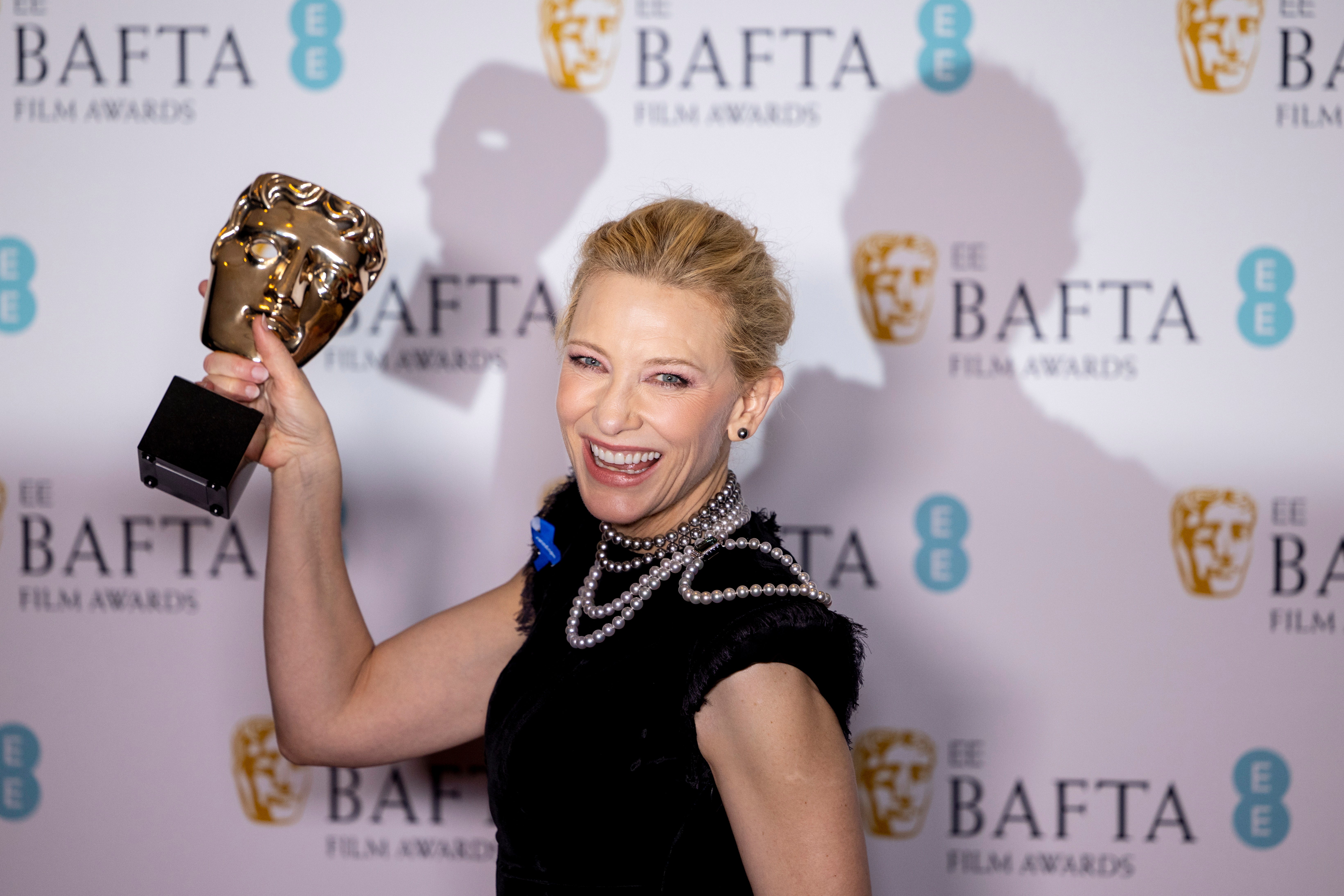 Kate Blanchett posa con su premio a mejor actriz por 'Tar'.