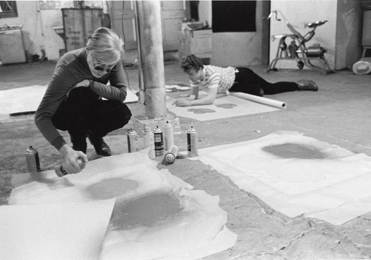 Warhol, trabajando en su estudio de Manhattan (Nueva York)