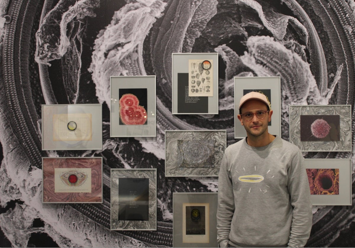 El artista español Pedro Torres frente a su obra 'Gira rascando'