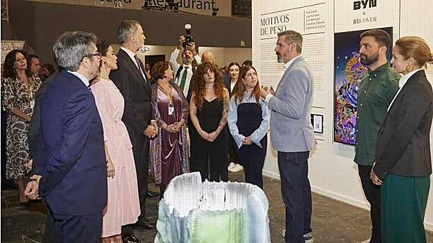 Otro momento de la visita de los Reyes al estand de ABC Cultural en ARCO