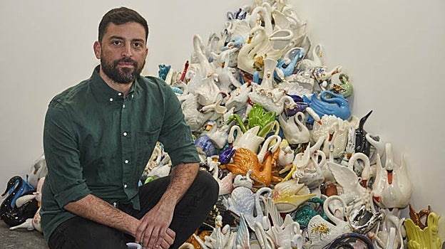 Cristóbal Tabares, junto a su obra