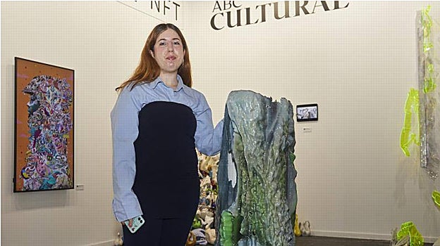 Lola Zoido, junto a su obra