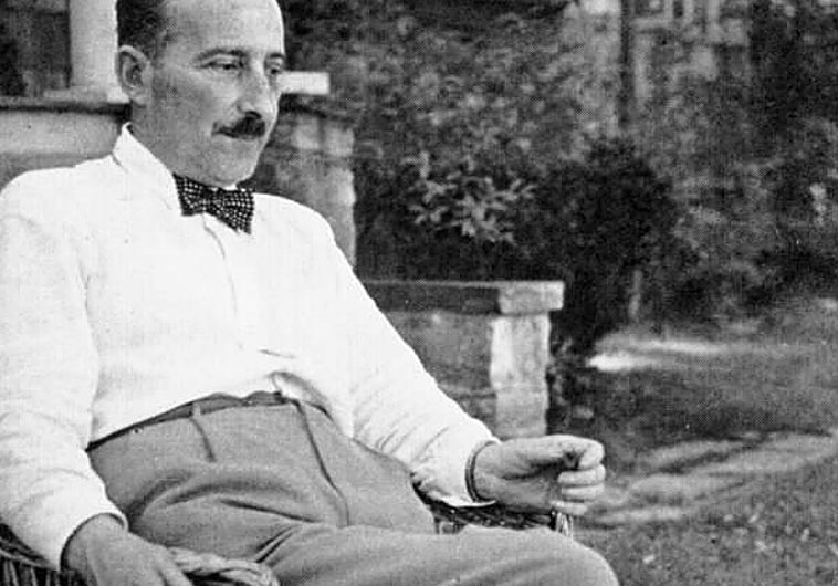 Stefan Zweig en la entrada de su casa