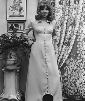 Imagen secundaria 2 - sArriba, Joana Bianés con su cámara. Sobre estas líneas, a la izquierda, Pilar Bardem, en su etapa de maniquí, con un modelo de los modistas Vargas 