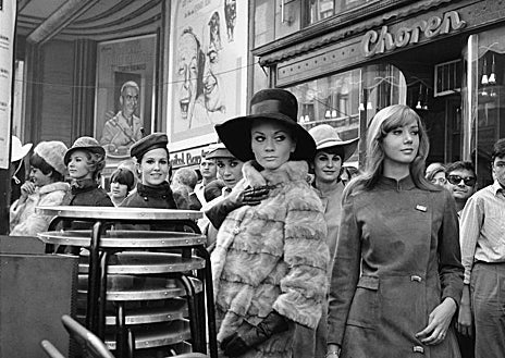 Imagen secundaria 1 - Arriba, Lourdes Albert, junto a otras dos maniquíes con modelos de Antonio 