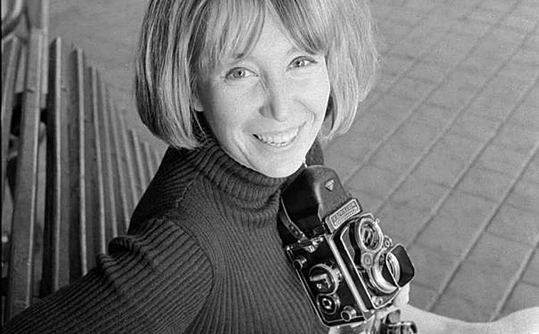 Imagen principal - sArriba, Joana Bianés con su cámara. Sobre estas líneas, a la izquierda, Pilar Bardem, en su etapa de maniquí, con un modelo de los modistas Vargas 