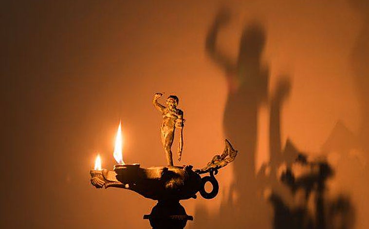 Imagen principal - Gracias a las ciencia, con la muestra se puede experimentar la luminosidad, la textura de la luz con la que los romanos vivían sus noches