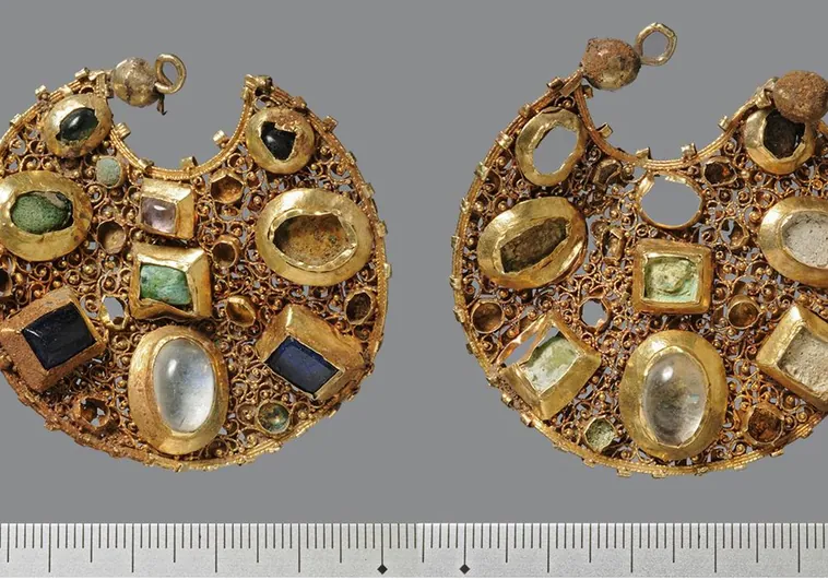 Hallan un tesoro medieval de joyas y monedas cerca de la antigua ciudad vikinga de Haithabu