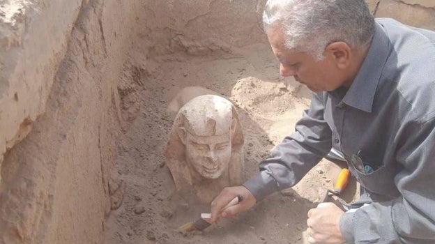 Al Damaty, junto a la esfinge durante las excavaciones