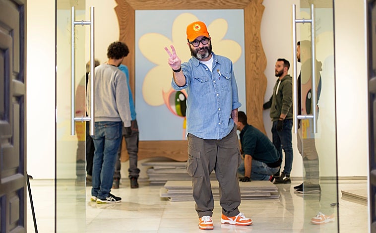 Imagen principal - En las imágenes, el artista en pleno montaje de su muestra malagueña