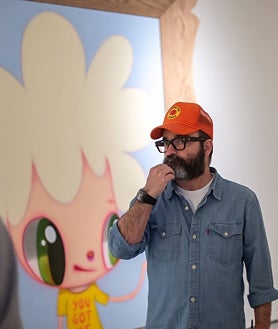 Imagen secundaria 2 - En las imágenes, el artista en pleno montaje de su muestra malagueña