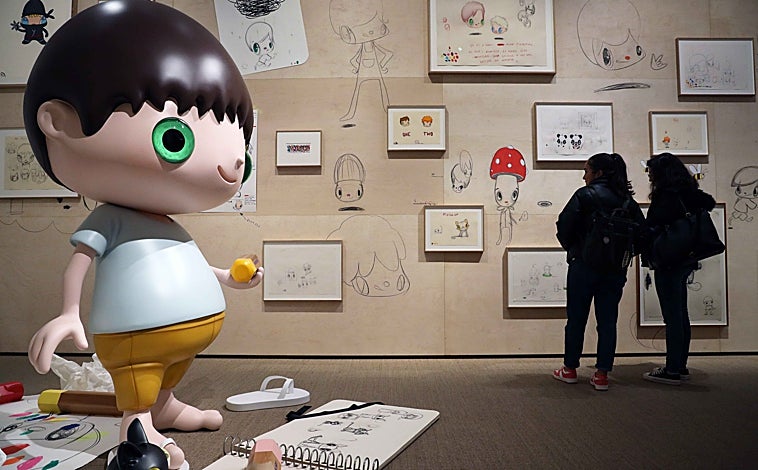 Imagen principal - Sobre estas líneas, el artista 'juega' con sus piezas en una de sus instalaciones. A la derecha, en el estudio moviendo las obras. Arriba, detalle de la intervención mural en el Palacio Episcopal, sede de Unicaja