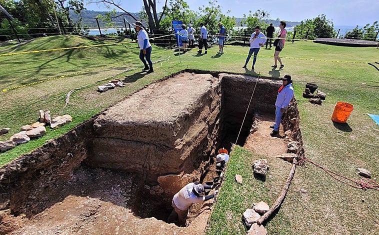 Imagen principal - Excavaciones en el patio de armas del actual castillo donde se han descubierto restos de la anterior construcción del siglo XVII