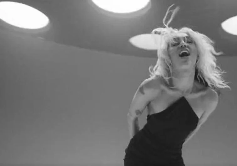 El mensaje de Miley Cyrus a su exmarido en el videoclip de 'River': el significado de los 14 hombres