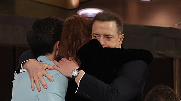 Brendan Fraser abrazando a sus hijos