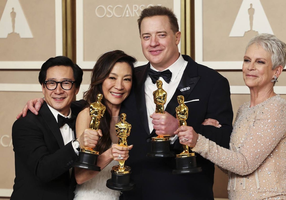 Ke Huy Quan con su Oscar a Mejor Actor de Reparto, Michelle Yeoh con su Oscar a Mejor Actriz de Reparto, Brendan Fraser con su Oscar a Mejor Actor y Jamie Lee Curtis con su Oscar a Mejor Actriz de Reparto