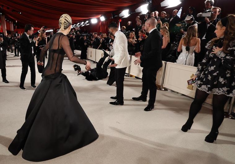 El gesto viral de Lady Gaga al ayudar a un fotógrafo accidentado en los Oscar 2023