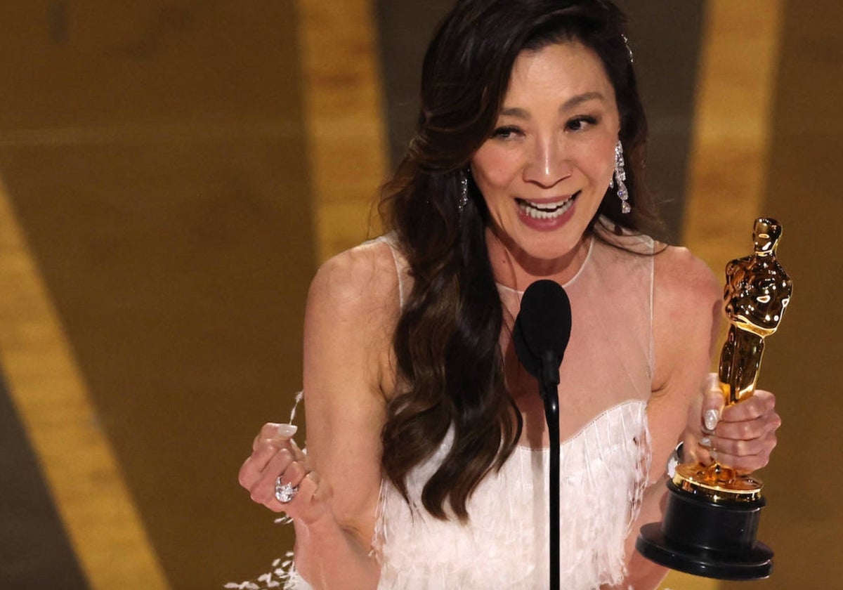 Michelle Yeoh se dirige al auditorio tras recibir el Oscar