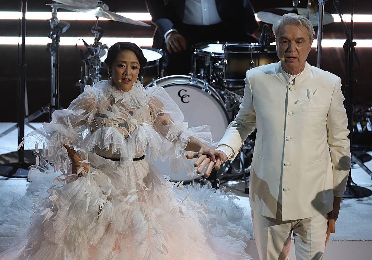 David Byrne, la actriz Stephanie Hsu y la banda Son Lux interpretan la canción por la que estaba nominada la película 'Todo a la vez en todas partes'