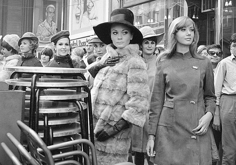 Joana Biarnés, corte al bies en la Sala Canal de Isabel II