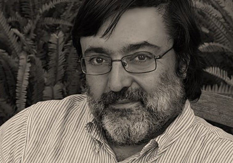 Editor que en su día fue un niño lector. Hijo de padre periodista y, sobre todo, de una madre dedicada en cuerpo y alma al periodismo cultural