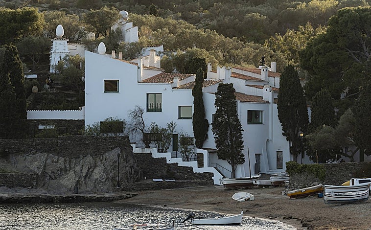 Imagen principal - Después de ser expulsado del núcleo familiar, el joven Salvador Dalí decide no alejarse de la luz de Cadaqués y busca en Portlligat un lugar en le que empezar junto a Gala. La barraca de pescadores de la familia Noguer, con sus sucesivas ampliaciones y remodelaciones, será su hogar durante cincuenta años. 