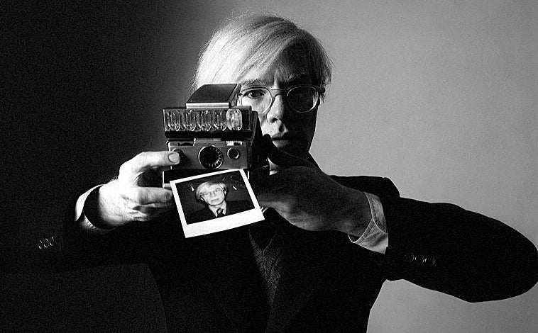 Imagen principal - Arriba, Andy Warhol por Oliviero Toscani en 1974. Sobre estas líneas, aportaciones de André Kertész ('