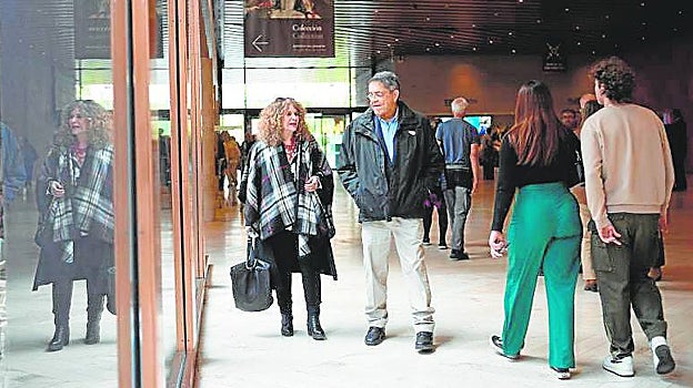 Los escritores, paseando por el museo