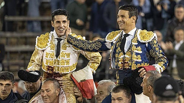 Talavante y Manzanares salen a hombros felices