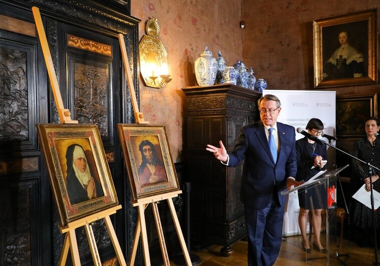 Los cuadros de la 'Mater Dolorosa' y el 'Ecce Homo', exhibidos hoy en el castillo de Gołuchów, en Pzonan