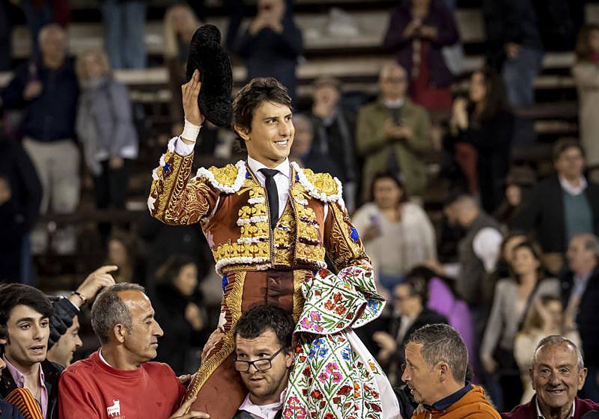 Andrés Roca Rey sale a hombros del coso valenciano, donde se colgó el 'No hay billetes'