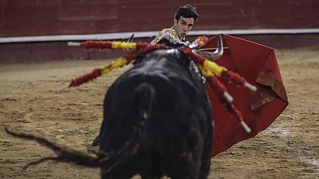 Tomás Rufo, en el prólogo de rodillas al sexto toro de Jandilla