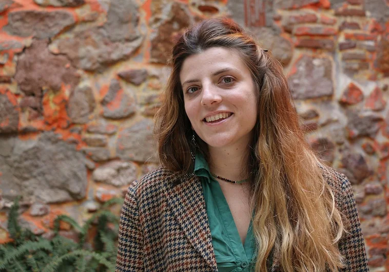 La escritora catalana Júlia Bacardit prohíbe, por contrato, traducir su libro al castellano