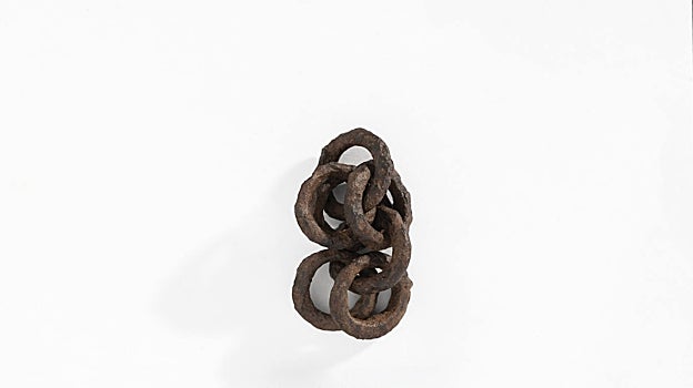 Fragmento de cota de malla recuperado durante la prospección arqueológica