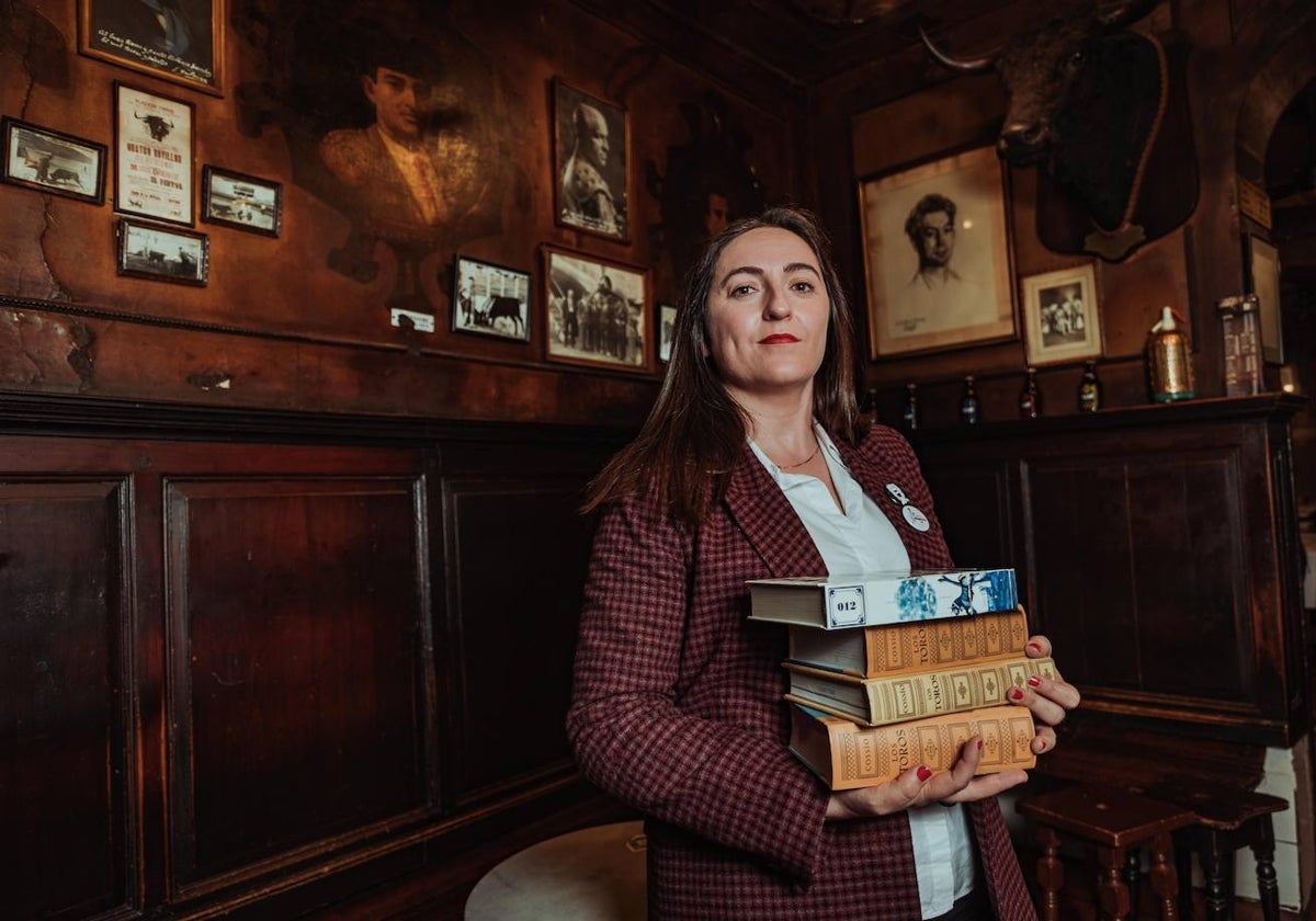 La entrevistada sostiene las lecturas esenciales en la Taberna de Antonio Sánchez